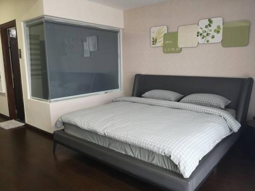 新山Summer Escapes的一间卧室设有一张大床和大窗户