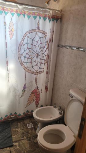Coronel MoldesCabaña Los Abuelos的一间带卫生间和淋浴帘的浴室