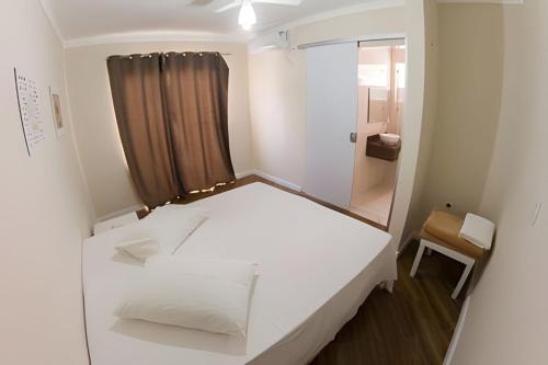 阿帕雷西达Casa Aconchegante próxima ao Santuário的小房间设有白色的床和窗户