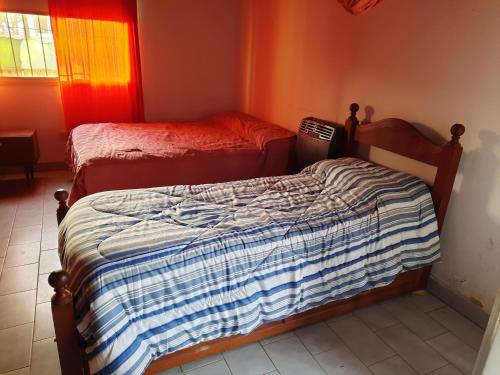 梅洛El Marino的带窗户的客房内设有两张单人床。