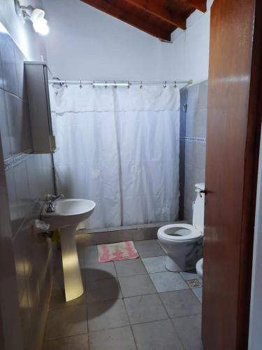 梅洛El Marino的一间带卫生间和水槽的浴室