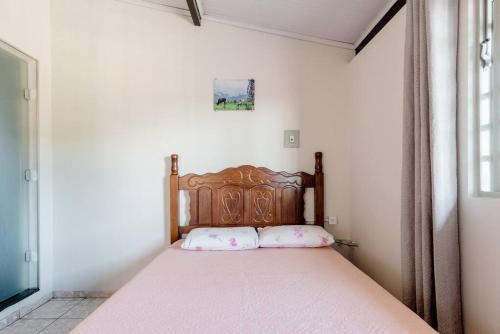 贝廷Suite Vista Panorâmica的一张带木制床头板的床