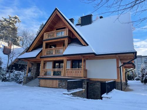 扎科帕内Owce Dwie的屋顶上积雪的木屋