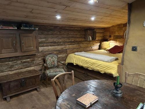 MirwartLa Grenouillette的卧室配有一张床和一张桌子
