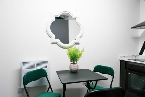 布赖尔利希尔Credit Corner的一张桌子、椅子和墙上的镜子