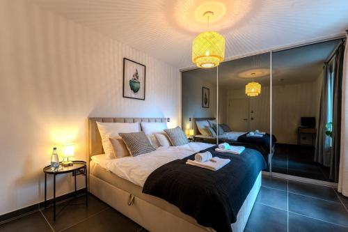 韦茨拉尔Luxus am Park Altstadt-Barrierefrei-Parkplatz的一间卧室配有一张大床和镜子