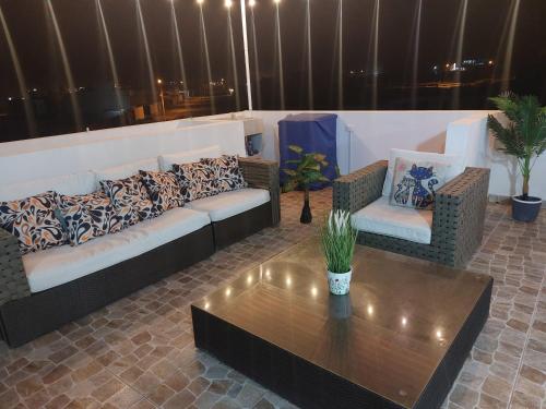La PuntaDepartamento de playa con piscina en estreno的带沙发和咖啡桌的客厅