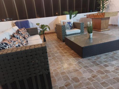 La PuntaDepartamento de playa con piscina en estreno的带沙发和咖啡桌的客厅