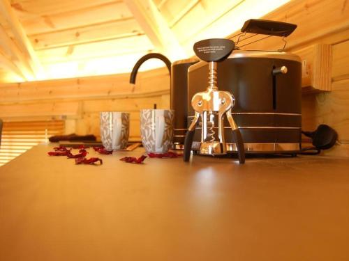 克鲁肯Romantic Rural Retreats的厨房配有咖啡壶,地板上有些花瓣
