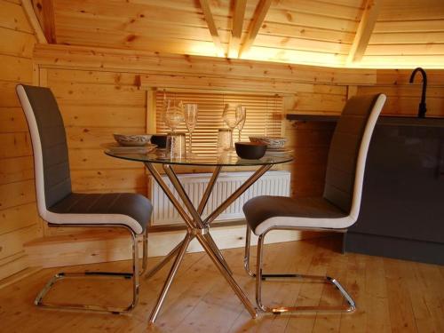 克鲁肯Romantic Rural Retreats的小屋内的一张桌子和两把椅子