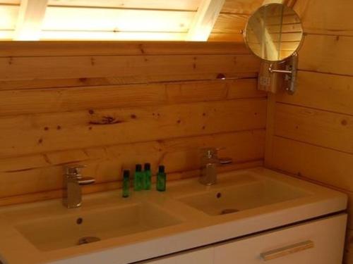 克鲁肯Romantic Rural Retreats的浴室配有带镜子的盥洗盆和镜子