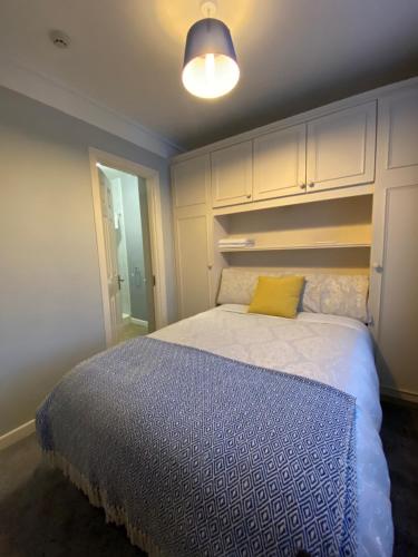 都柏林Baldara House的一间卧室配有一张黄色枕头的床