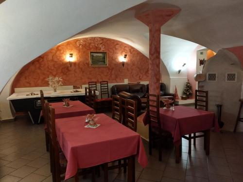 普拉哈季采帕尔坎酒店的餐厅设有两张带红色桌布的桌子