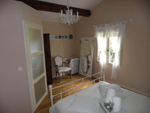 塞扬Villa Magnolia的一间卧室配有一张床和镜子