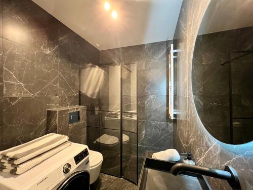 格但斯克64m2 Apartment Oldtown Gdansk Yacht Marina的带淋浴、卫生间和盥洗盆的浴室