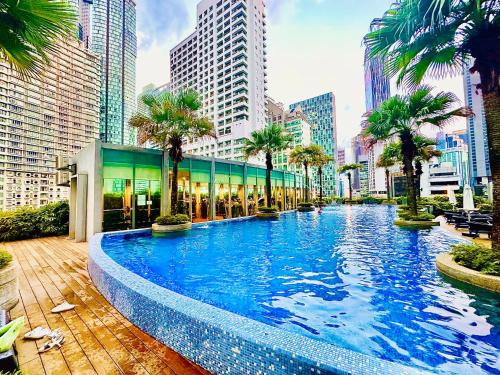 吉隆坡Vortex Suites KLCC by UNIQUE的一座位于城市的游泳池,有高大的建筑
