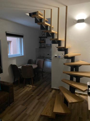 Crni VrhBlue Lagoon Apartments的客厅设有螺旋楼梯和桌子