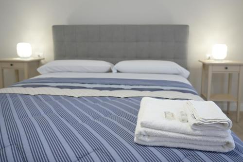 圣马里亚卡普阿韦泰雷B&B DE MICHELE的一间卧室配有带毛巾的床