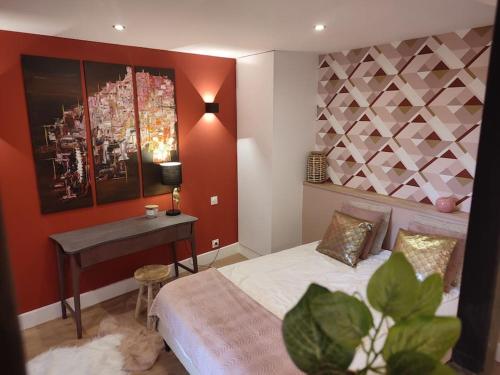 塞纳河畔诺让Appartement Rose的一间卧室配有床、桌子和植物