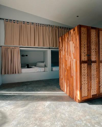 波波约Tukasa - Surfhouse Popoyo的一间卧室设有一张床和一个大型木门