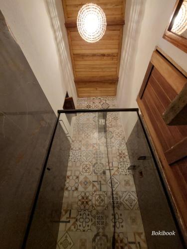 马劳Guest House Boki da Zezé的走廊上设有玻璃地板和天花板
