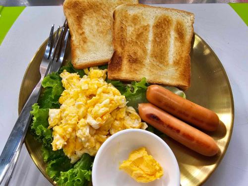 考索Nahm Khao Sok的包括鸡蛋香肠和烤面包的早餐食品