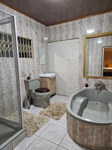 NgodiniVintage@1420的一间带大浴缸和卫生间的浴室