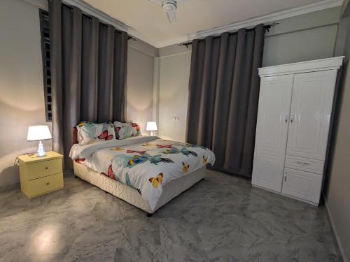 多多马Suji House的一间卧室配有一张床,床头柜上配有两盏灯