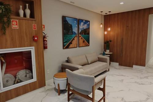 瓜拉派瑞Lindo apartamento em Guarapari - Novinho - Vista Maravilhosa的客厅配有沙发和椅子
