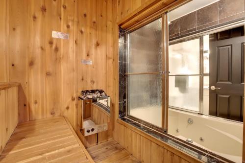 Iron RiverIron River Retreat with Sauna Walk to Ski Brule!的一间带木墙、窗户和浴缸的浴室