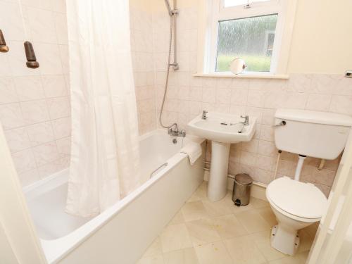 VerwoodGoodrest的浴室配有卫生间、浴缸和水槽。