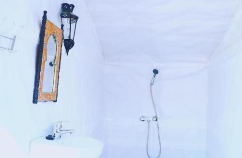 梅尔祖卡Desert Berber Fire-Camp的浴室设有水槽和墙上的镜子