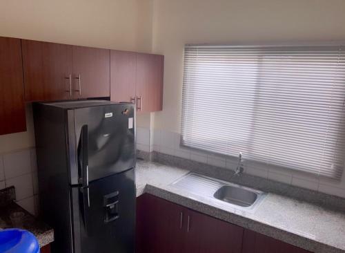 萨利纳斯Suites- Salinas的厨房配有不锈钢冰箱和水槽