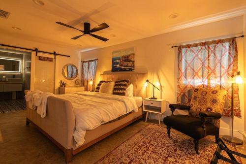 坦帕Luxury Tampa home King bed 4BR的一间卧室配有一张大床和吊扇