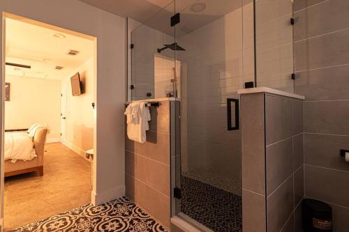 坦帕Luxury Tampa home King bed 4BR的带淋浴的浴室和玻璃门