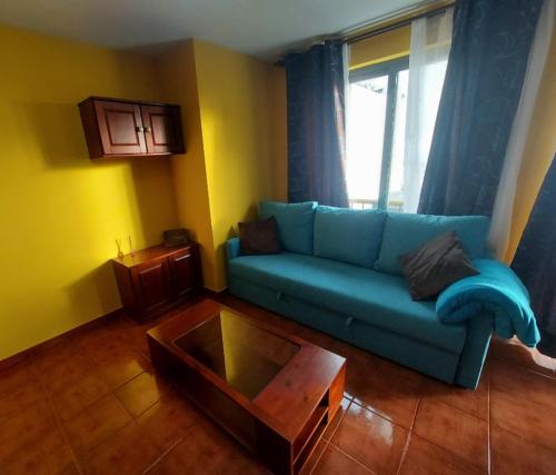 洛斯·亚诺斯·德·阿里丹Vivienda Vacacional Noni, Los Llanos de Aridane的客厅配有蓝色的沙发和茶几
