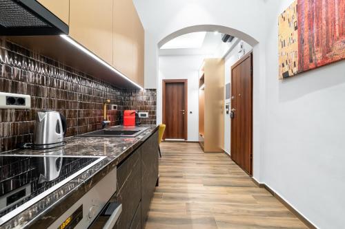 海若克利欧Royal Gold City Suites的厨房配有水槽和台面
