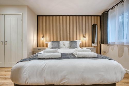 Luxury Stockton Studio Rooms, Free WiFi & Parking的卧室配有一张带两个枕头的大白色床
