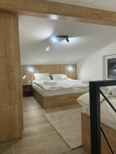 亚霍里纳Apartmani Andjela的一间卧室设有两张床和天花板