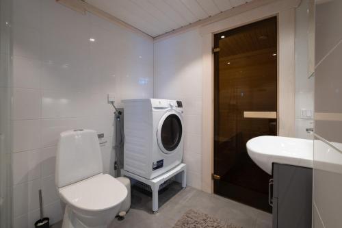 萨伦Exklusiv ski in-ski out stuga, i Hundfjället Sälen的一间带洗衣机和水槽的浴室