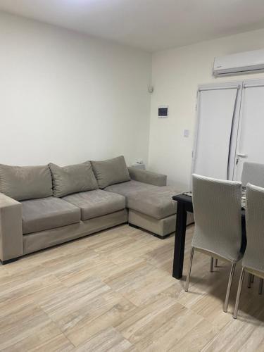 拉斯格路塔斯Casa Silva的客厅配有沙发和桌椅