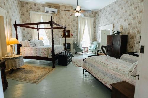 斯普林菲尔德Maple Hill Manor Bed & Breakfast的一间卧室配有两张床和一张天蓬床。