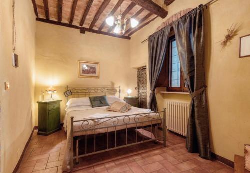 蒙塔尔奇诺Guesthouse da Idolina dal 1946的一间卧室设有一张床和一个窗口