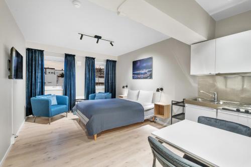 特罗姆瑟Bispegata 5 - Studio Apartment hotel的酒店客房带一张床和一个厨房