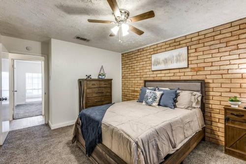 大草原城Mpressive Comfort!的一间卧室设有一张床和砖墙