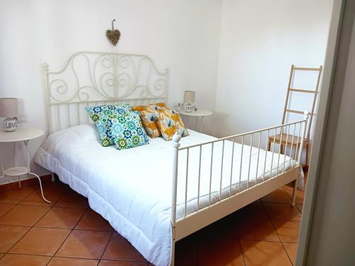 维拉韦德Casa Yahshua的客房内的白色床和枕头