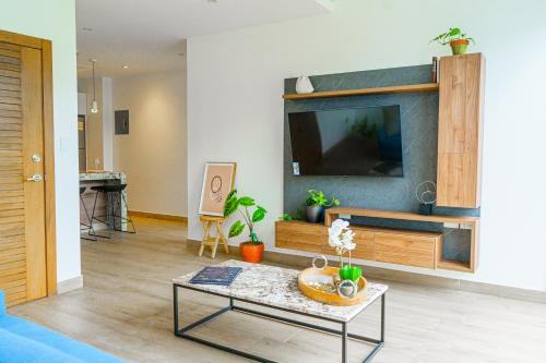 瓜亚基尔Luxury Apartments estilo New York的客厅配有电视和桌子