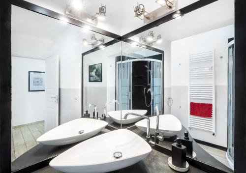 热那亚Waterfront District Apartment的一间带两个盥洗盆和大镜子的浴室