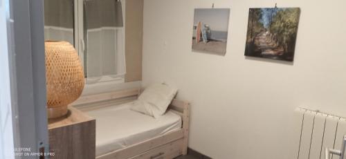 米米藏Appartement a 500 metres de l'ocean的一间设有窗边座位的房间,配有灯和图片