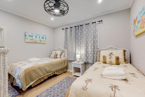 希尔顿黑德岛HH Beach & Tennis F11的一间卧室配有两张床和吊灯。